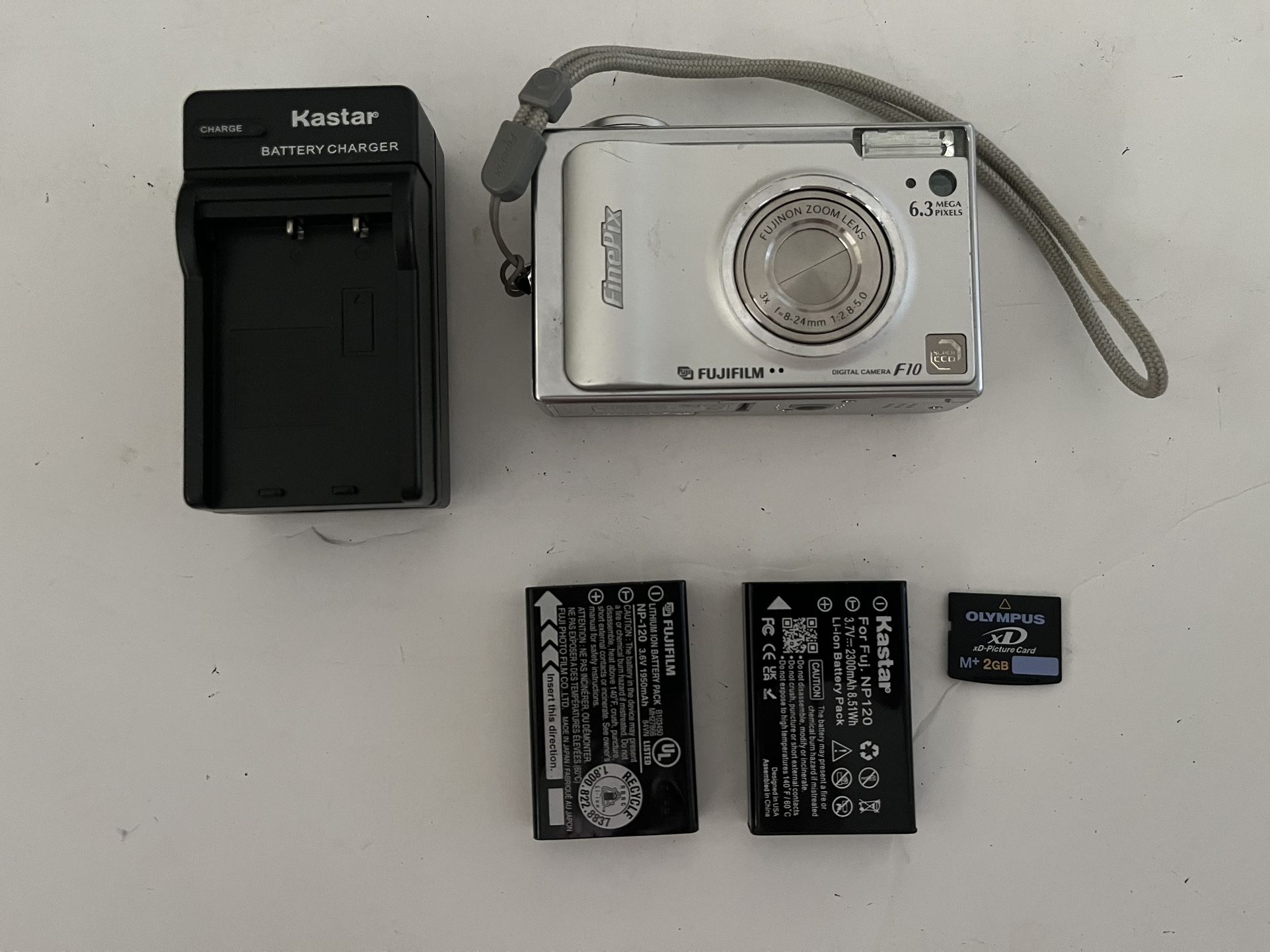 Excellent Fujifilm FinePix F10 6.3MP Super CCD Digital Camera bundle