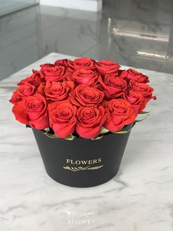 Rosas Rojas En Base Negra Un Toco De Elegancia