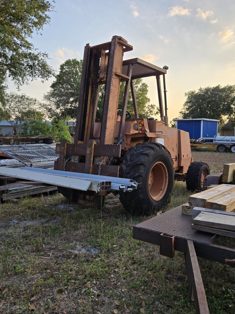 All Terrain Fork Lift Case 585E 4 Well Drive (CURRENTLY NOT RUNNING)
