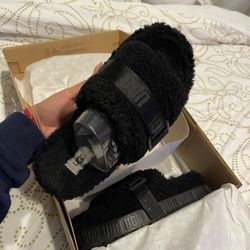 UGG SLIPPERS