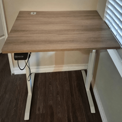 SHW Electric Standing Desk – Like New, 55x28in, Height 27-46in - Austin, TX