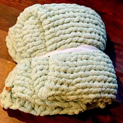 Chunky Knit Blanket + Matching Zip-Up Protective Storage Bag
