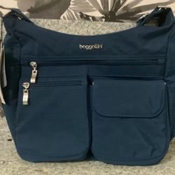 🎁 $65 baggallini Women's Everywhere Bagg Crossbody Bag with RFID Wristlet