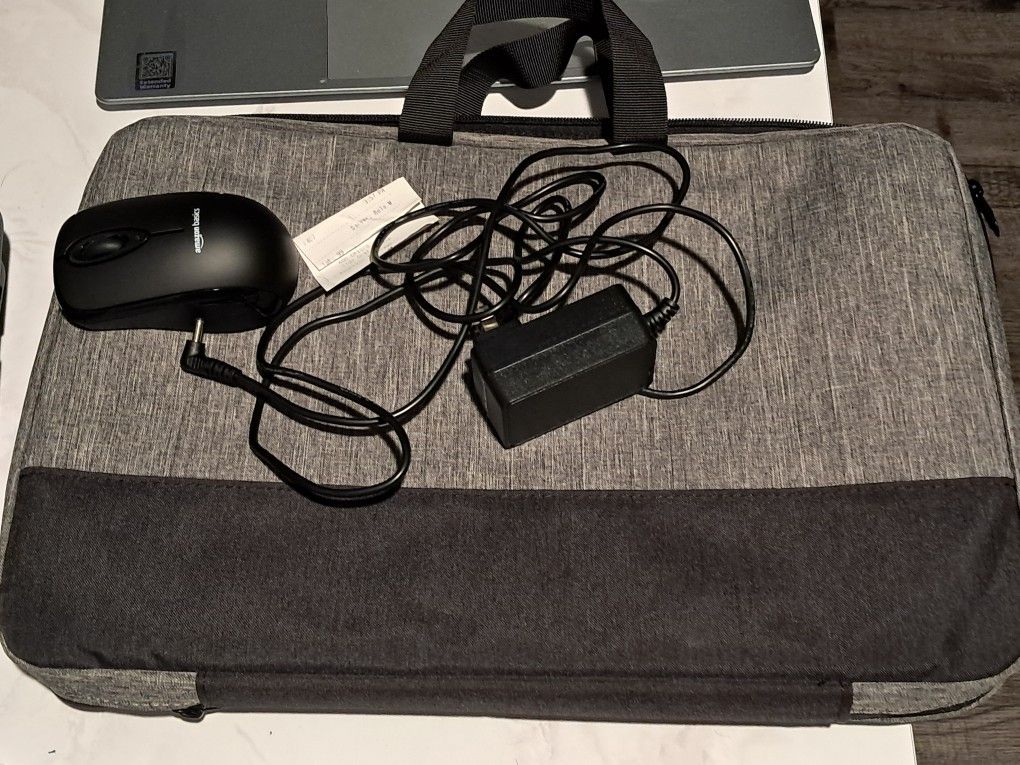 Laptop w/case, Charger and mouse