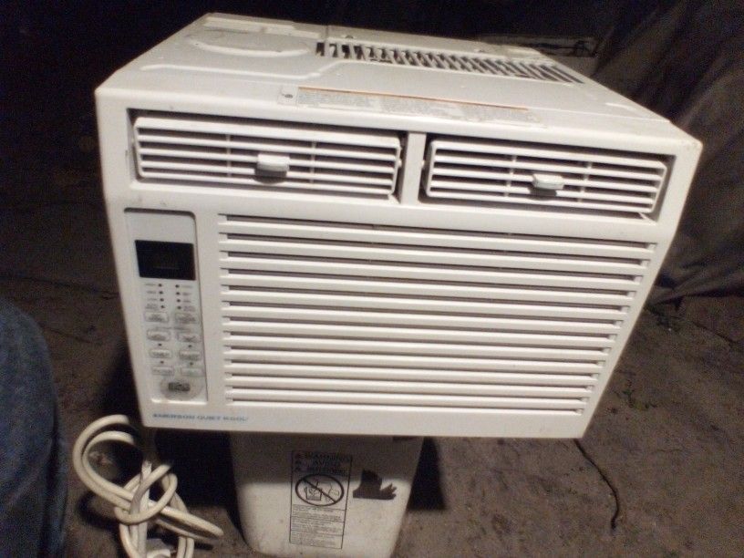 Emerson AC Unit 5000 BTU In Great Condition Very Cold Very Little Use