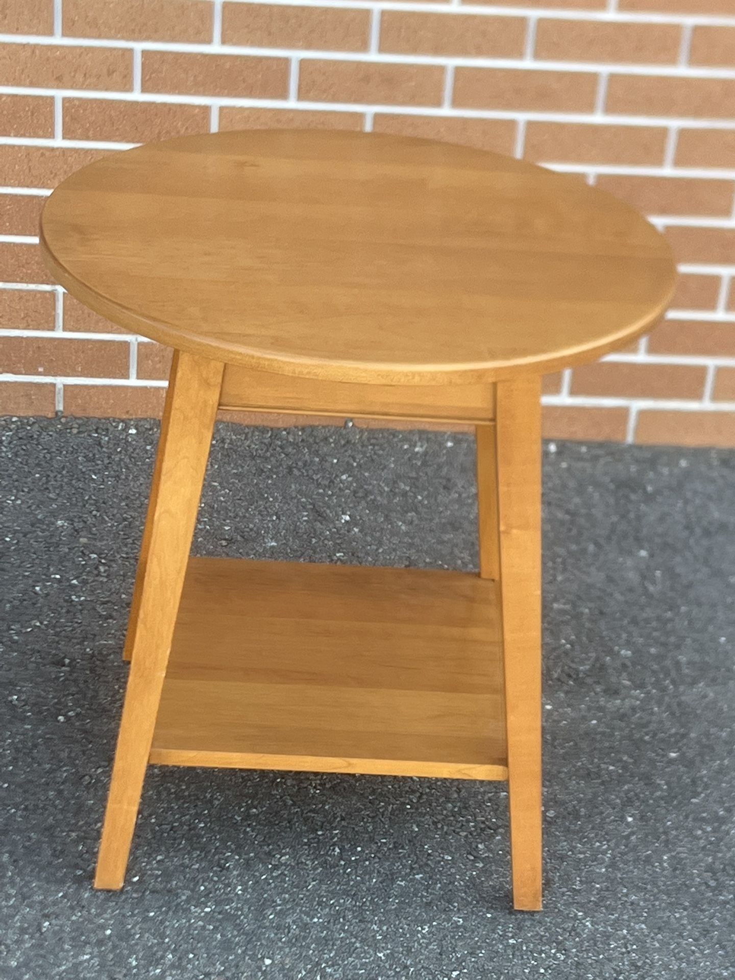 Ethan Allen Country Colors Round End Table Side Table # 14-8404. Used in good condition with some cosmetic blemishes. These blemishes are in the form