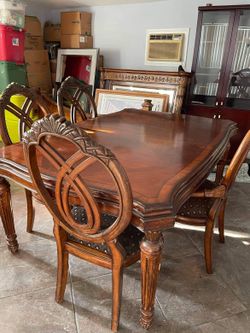 Wood Dining table, w 6 chairs , Good condition