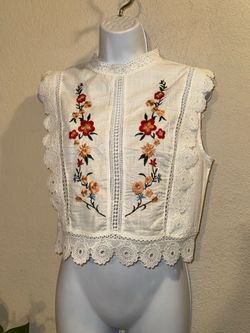 Embroidery cropped floral top