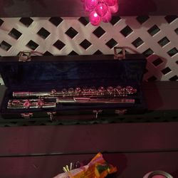 FLUTE IN EXCELLENT CONDITION. MAKE ME AND OFFER. 