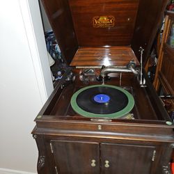 Victrola Talking Machine With LOTS Of 78 Records