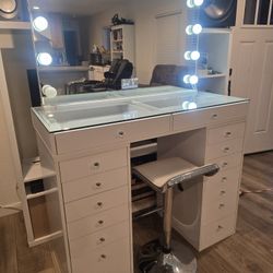 Large Elegant White Laquer Vanity & Bluetooth Mirror