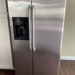 Refrigerator And Freezer On The Bottom