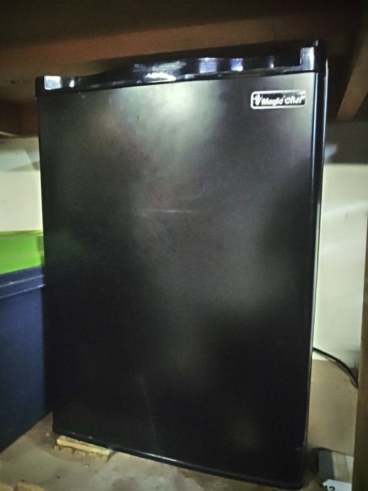 Magic Chef Mini Refrigerator With Freezer 
