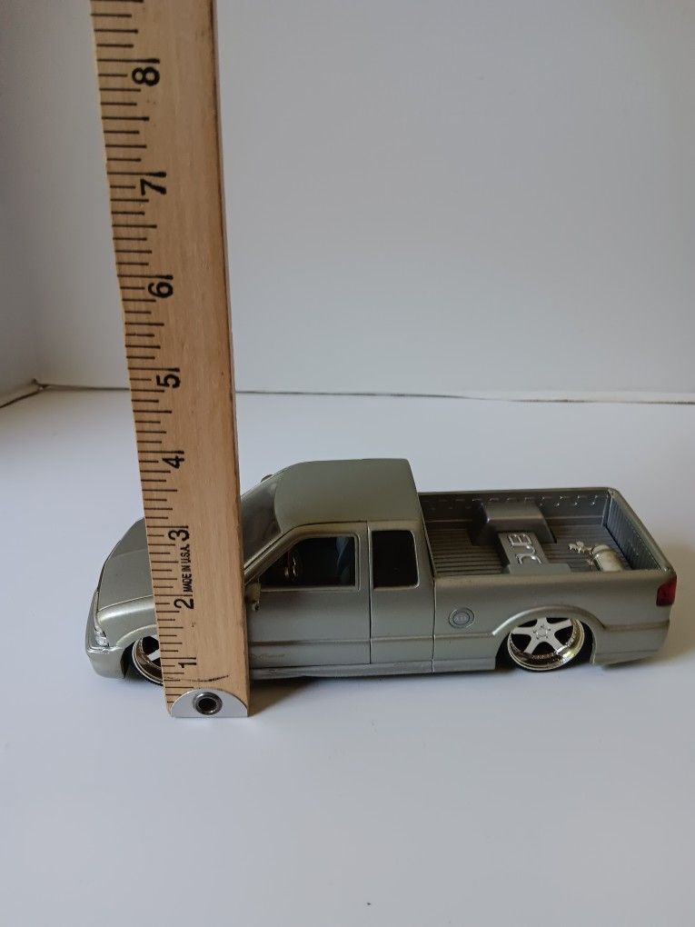 Jada Toys Die cast 2002 Chevrolet S10 Xtreme Dub City 1.24 Scale