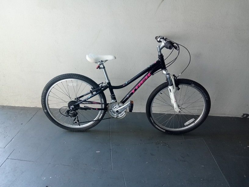 BICYCLE TREK 21 SPEED SIZE 24 BRAND NEW