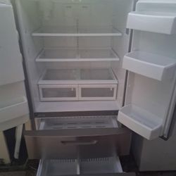 LG Fridge Apt Size 36 By 70 High Ice Maker And Water Despensor Works Exelent 