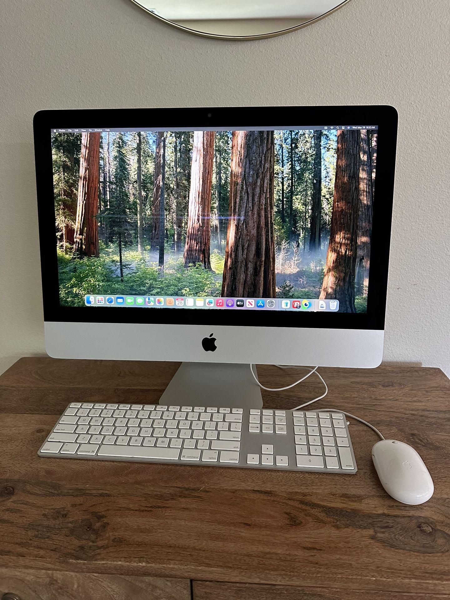 iMac 21.5” Retina 4K 2019 6- core i5 All In One Working Great