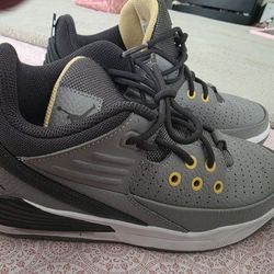 New Jordan Max Aura5  Size 7y