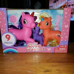 9 PIECE FAMILY HORSE PLAYSET