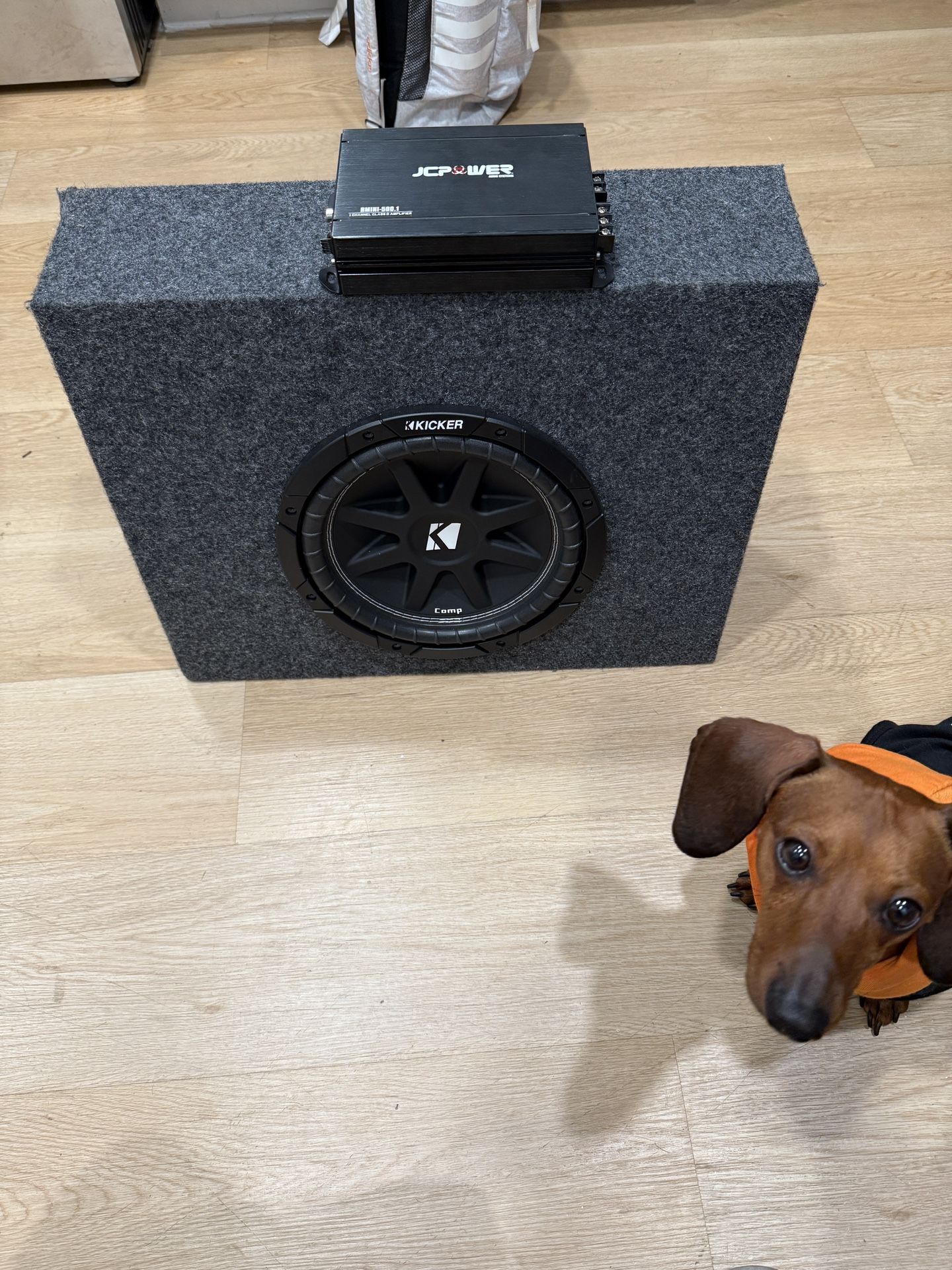 10’ Kicker Sub W/500 Watt Amp