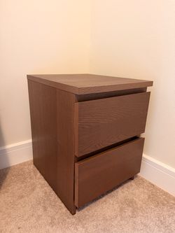 2 nightstands