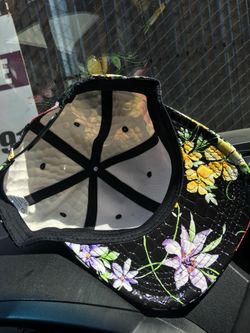 Cap paten leather shiny smooth floral