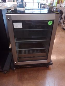 Monogram 24" Freestanding/Built-in Beverage Center, 5.5 Cu Ft Total Capacity, Reversible Door