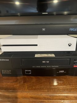 Xbox One With Two Controllers 500 GB