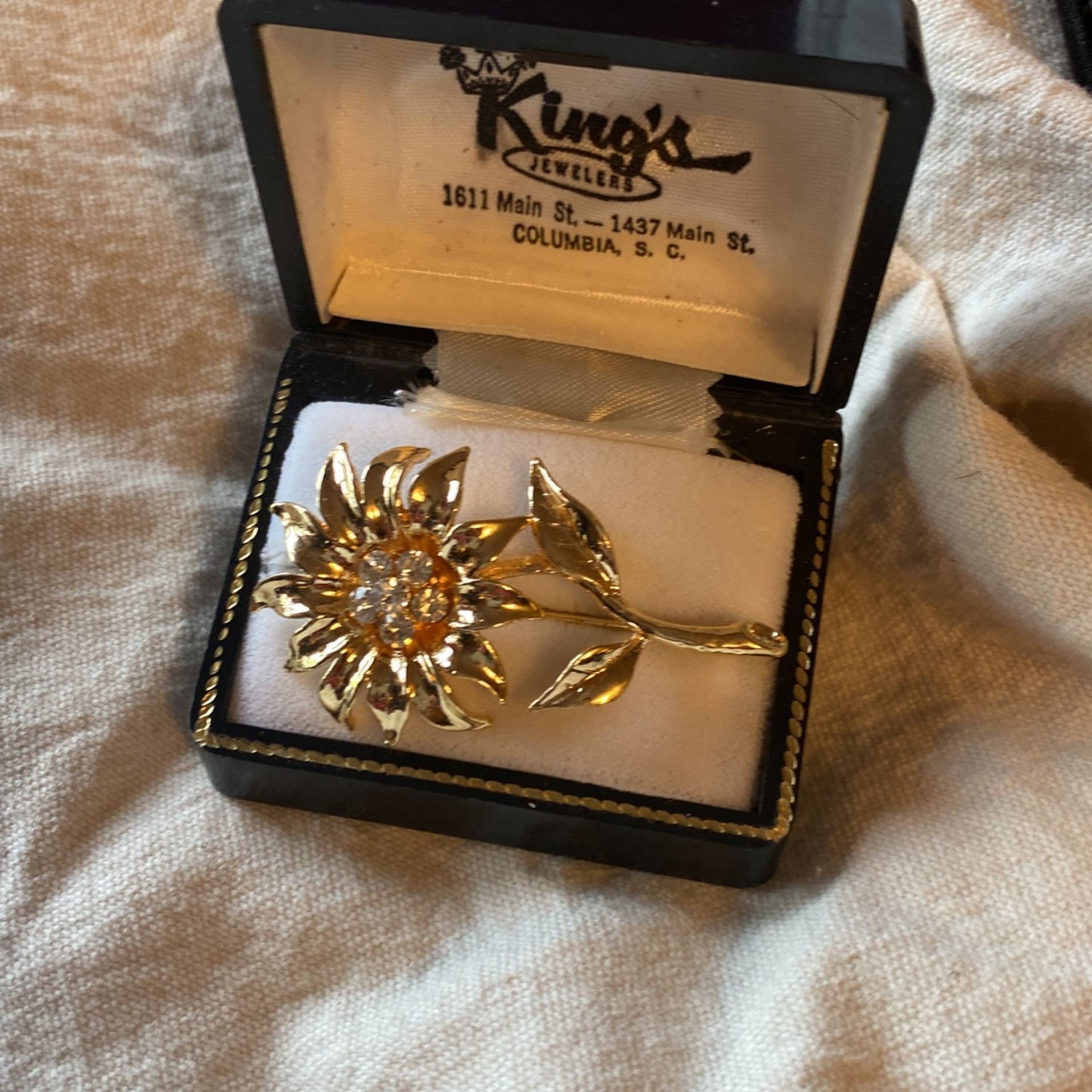 Great Flower Pin 📌 Perfect For A Gift 🎁