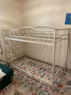 Twin bunk bed