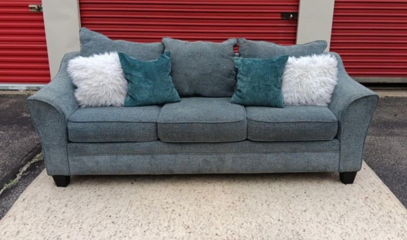 FREE LOCAL DELIVERY!!
Raymour & Flanigan Briarwood Sofa