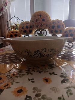 2 piece Pyrex bowl set good condition no chips or cracks, 2.5 qt and  4qt .