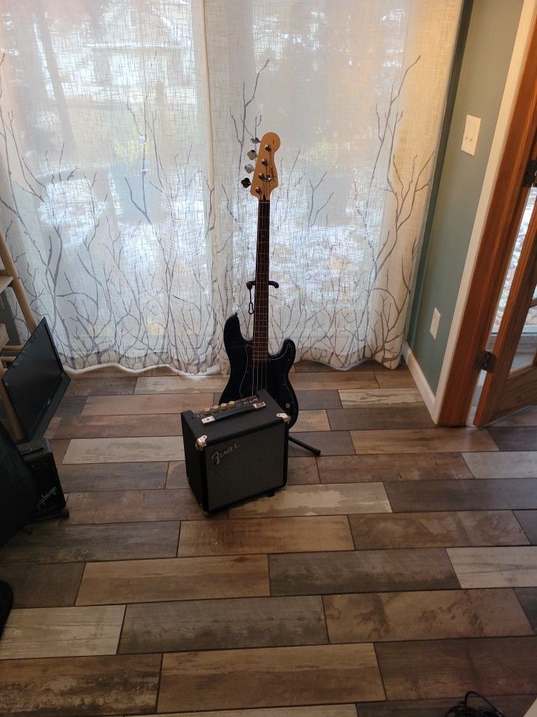 Fender Squire Bass With Amp