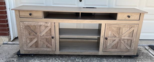 TV Stand/Entertainment Center