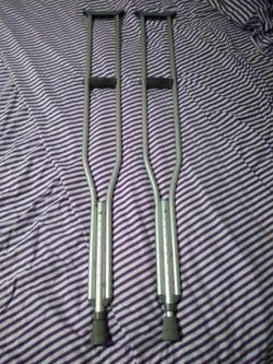 Aluminum adjustable crutches
