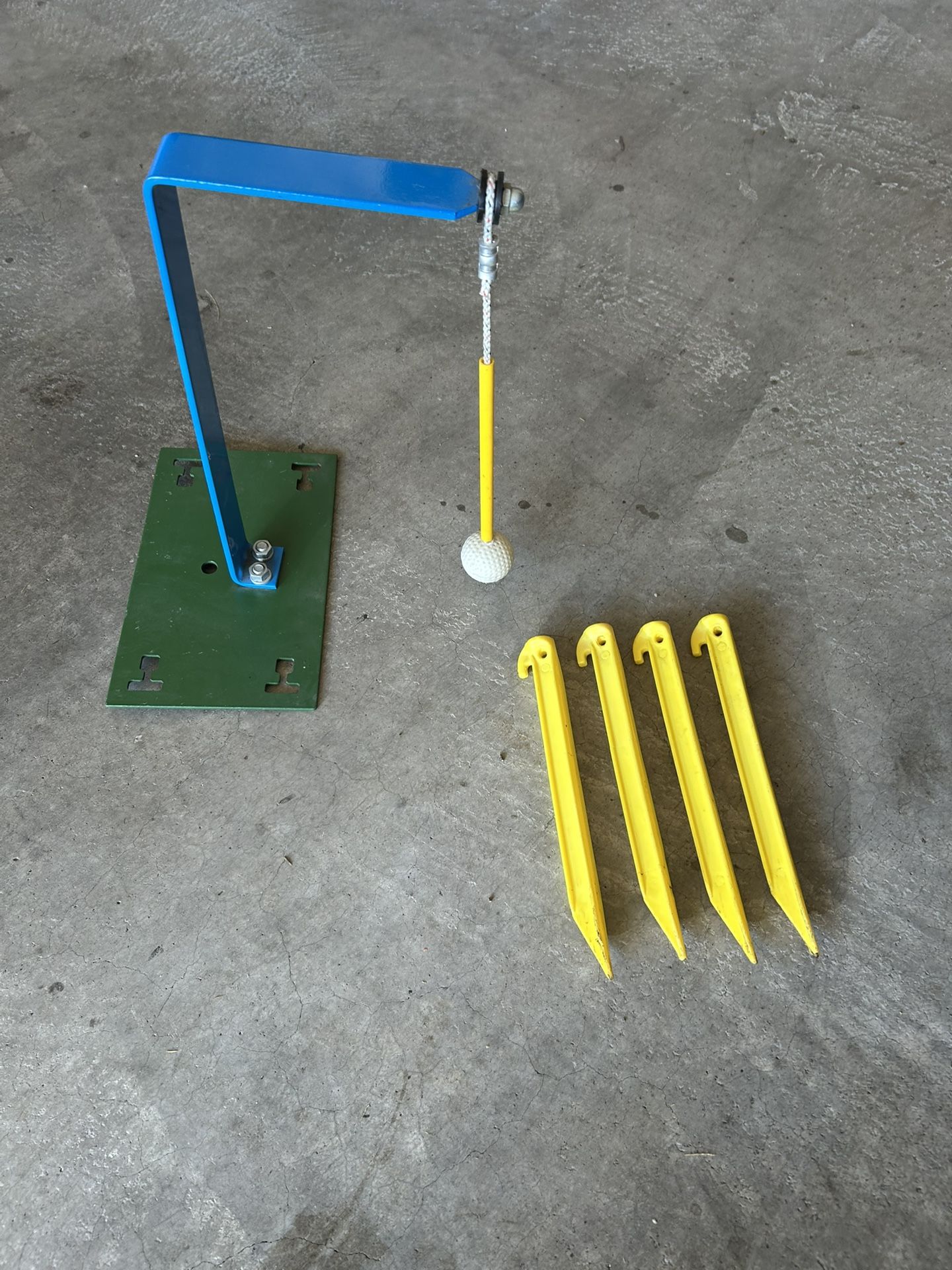 Golf Swing & Training Equipment (Good condition ). You could put it on the ground and actually hit the ball.