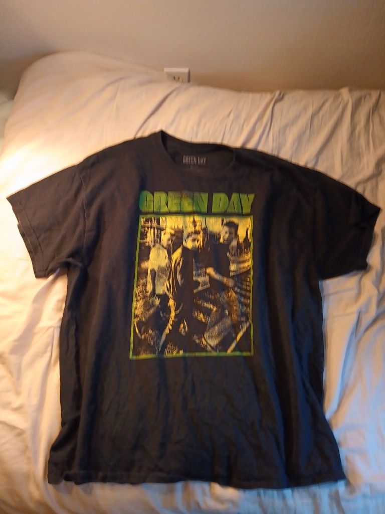 T shirts (black,black,green,red)