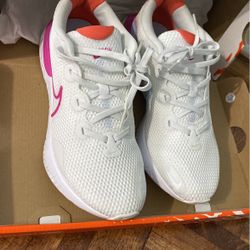 Nike Renew Run - Size 8 - Women Shoe