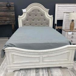 Realyn Chipped White Twin Bed Frame Cama// Mattress Sold Separately 