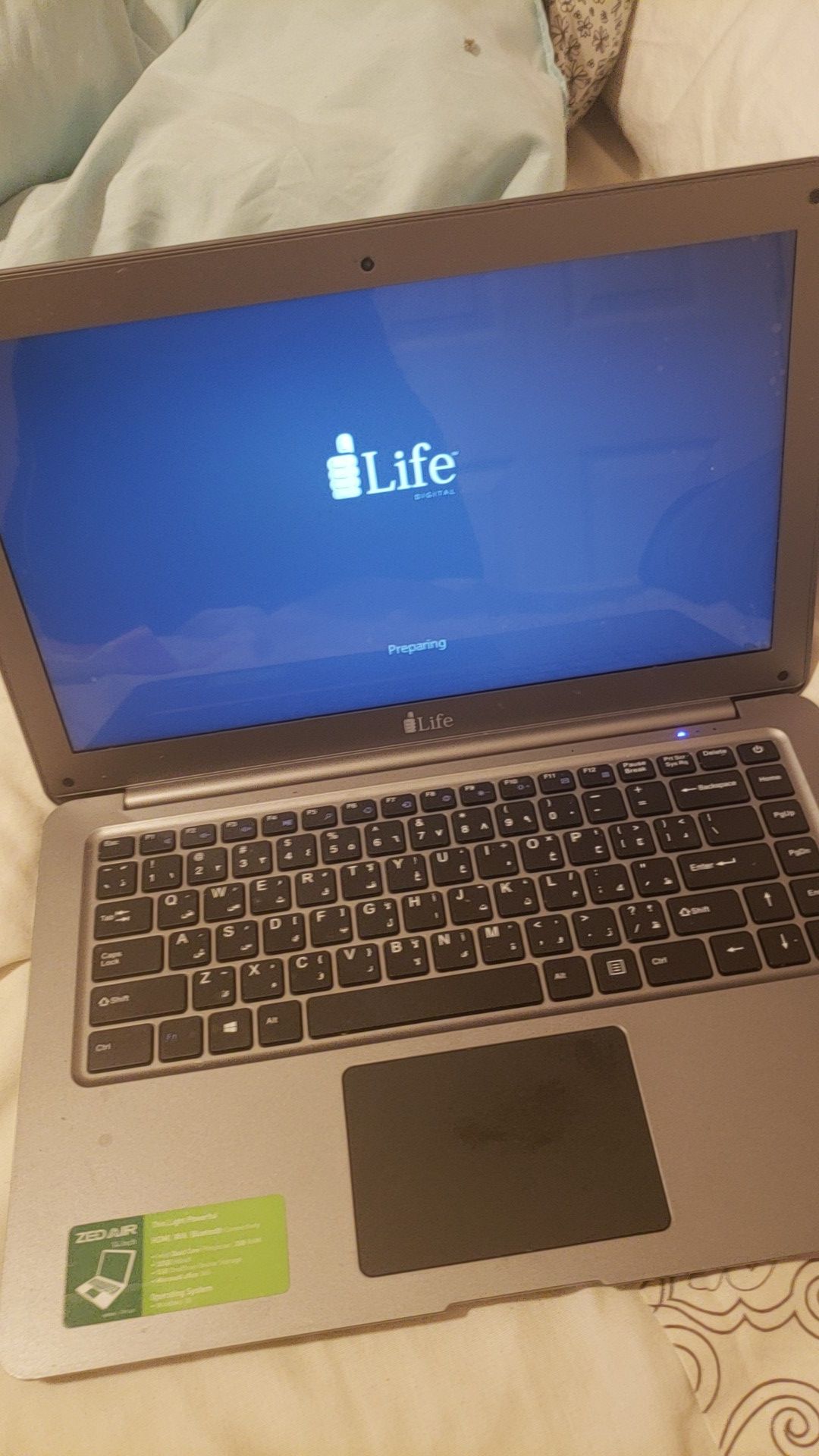 Zed Air 14 in laptop with charger