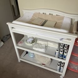 Baby diaper changing table