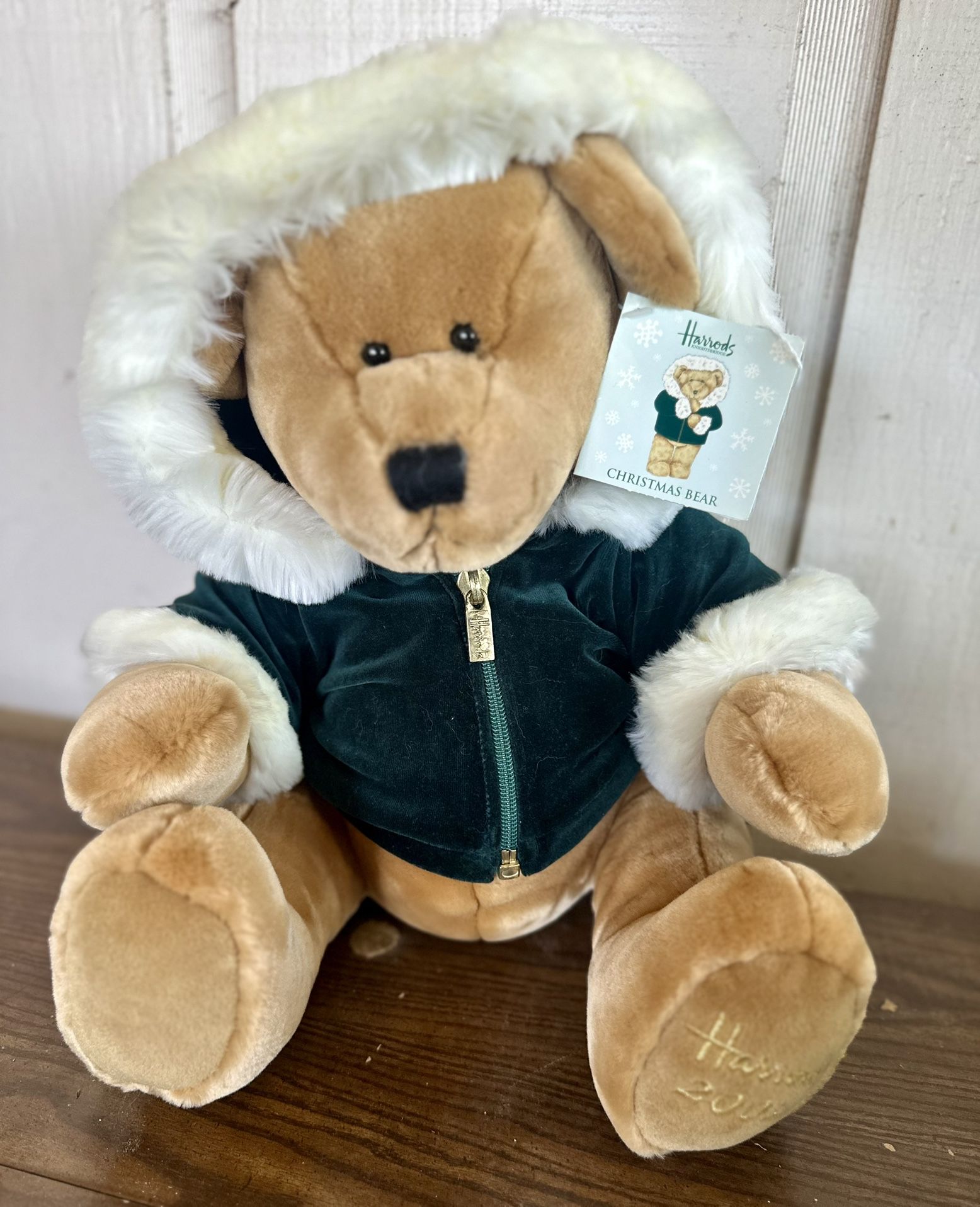 🧸 Harrods Christmas Bear – 2001 Edition (Collector’s Item)  🎄 From the world-famous Harrods of London, this 2001 Christmas Bear is a plush, high-qua