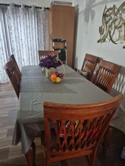 7 Piece Dinning Table and Chairs