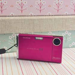 Fujifilm FinePix Z5 Compact Digital Camera in Hot Pink