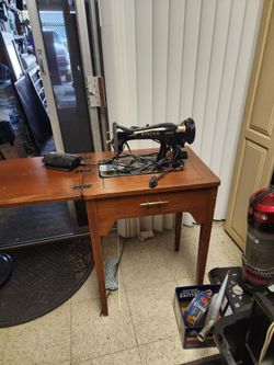 Vintage Singer sewing machine with Cabinet