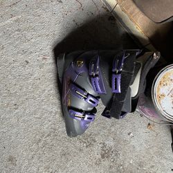 Women’s Ski Boots Sz 8