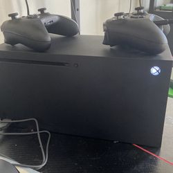 2 month old Xbox series x with 2 controllers one is a elite series 2 controller