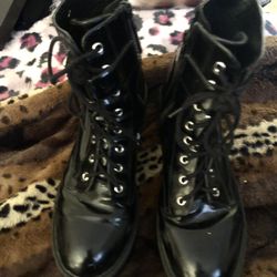 BlLACK BOOTS 