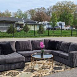 🛋️💥 Ashley Charcoal Sectional 💥 Free Delivery And Financing Available!