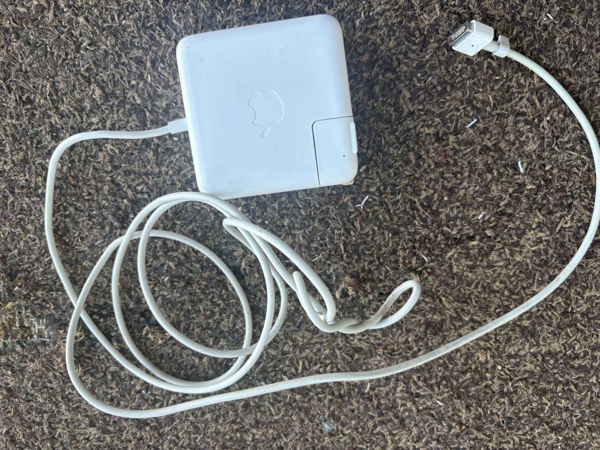 Apple MacBook 60W MagSafe Power Adapter Input AC 100-240 V -, 50-60 Hz, 1.5A •Output: 16.5V === 3.65A ADP-60AD